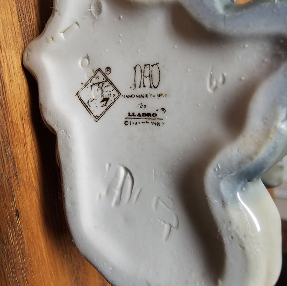 Nao by Lladro 'Traveling Girl' #1038 Sculpture - Picture 3 of 4